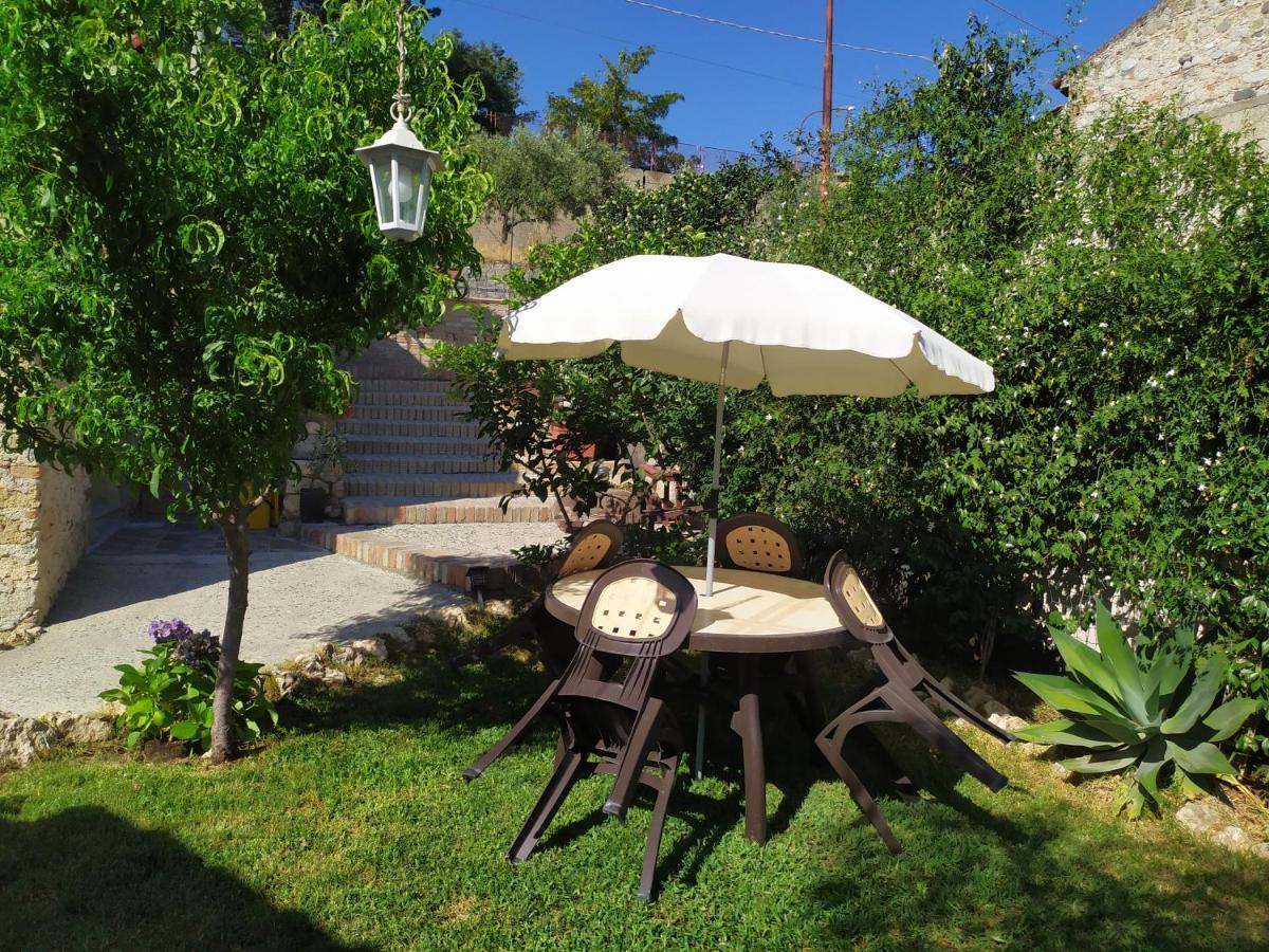 Il Giardino Dei Semplici B&B Caulonia Екстериор снимка